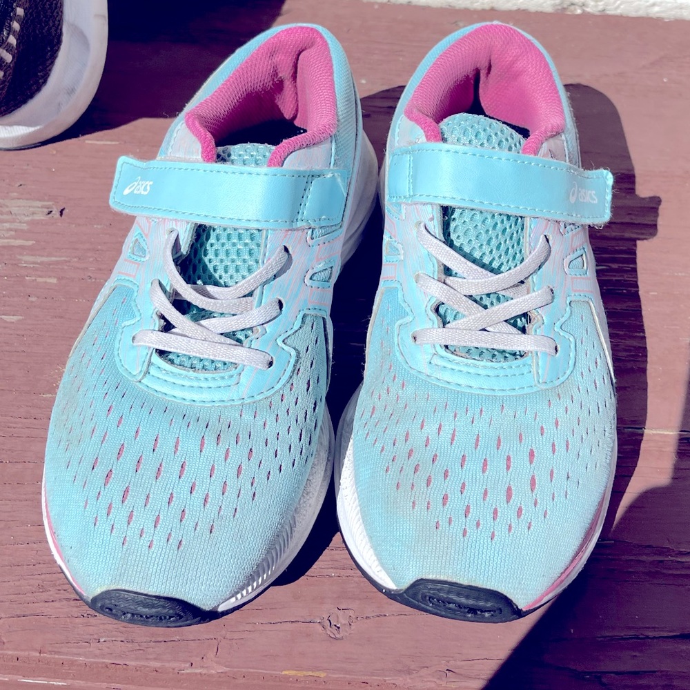 ASIC girl sneaker size 1.5